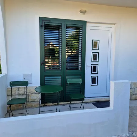 Bauer - Omis- Nemira, Free Parking * أوميس