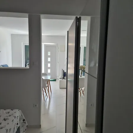 Bauer - Omis- Nemira, Free Parking أوميس