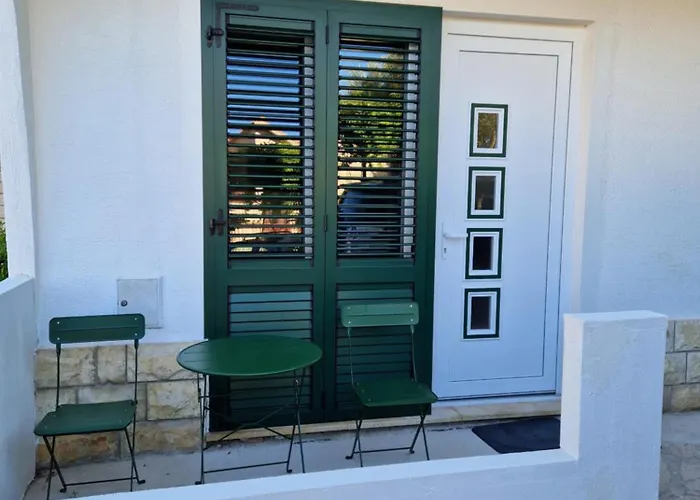 Bauer - Omis- Nemira, Free Parking * أوميس