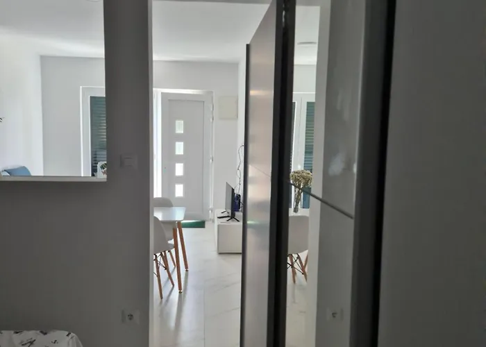 Bauer - Omis- Nemira, Free Parking أوميس