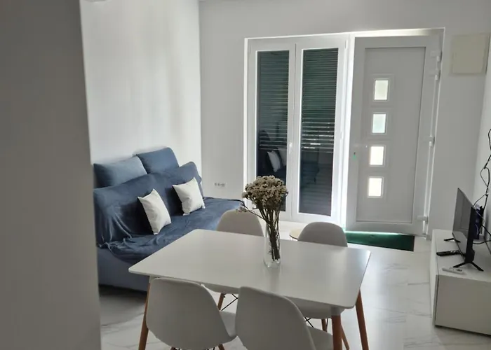 Bauer - Omis- Nemira, Free Parking أوميس